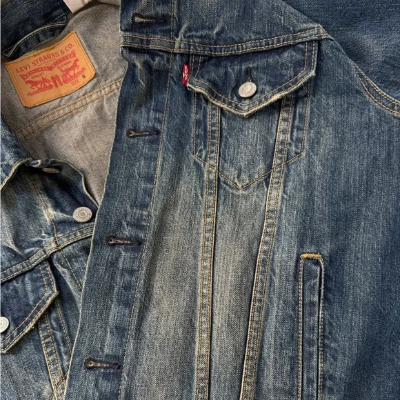 Levi's Faded Classic Trucker Blue Denim Small Jacket Distressed Red Tab 72335